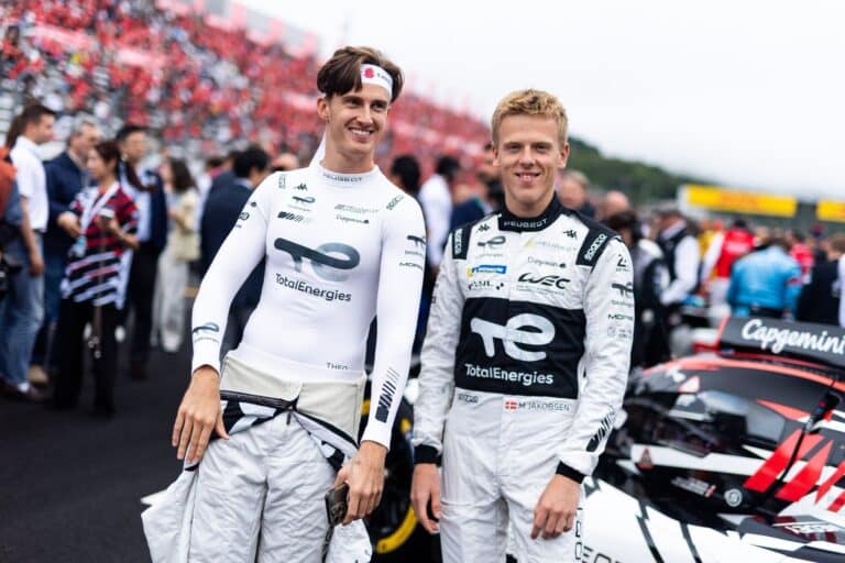Le Maralpin Théo Pourchaire avec un bandana japonnais dans les cheveux avec le départ de la course des 6 heures de Fuji à côté de son coéquipier Malthe Jakobsen.