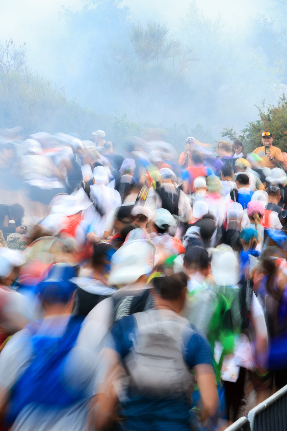 Plusieurs centaines de peronnes au départ de la course 100k de l'UTMB Nice 2026.