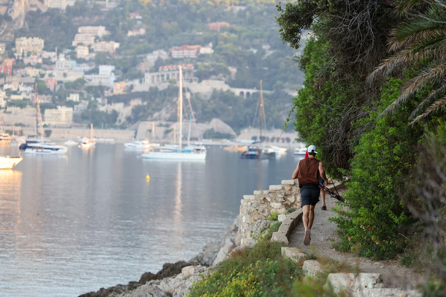 Un passage le long de la mer emprunté par les coureurs.