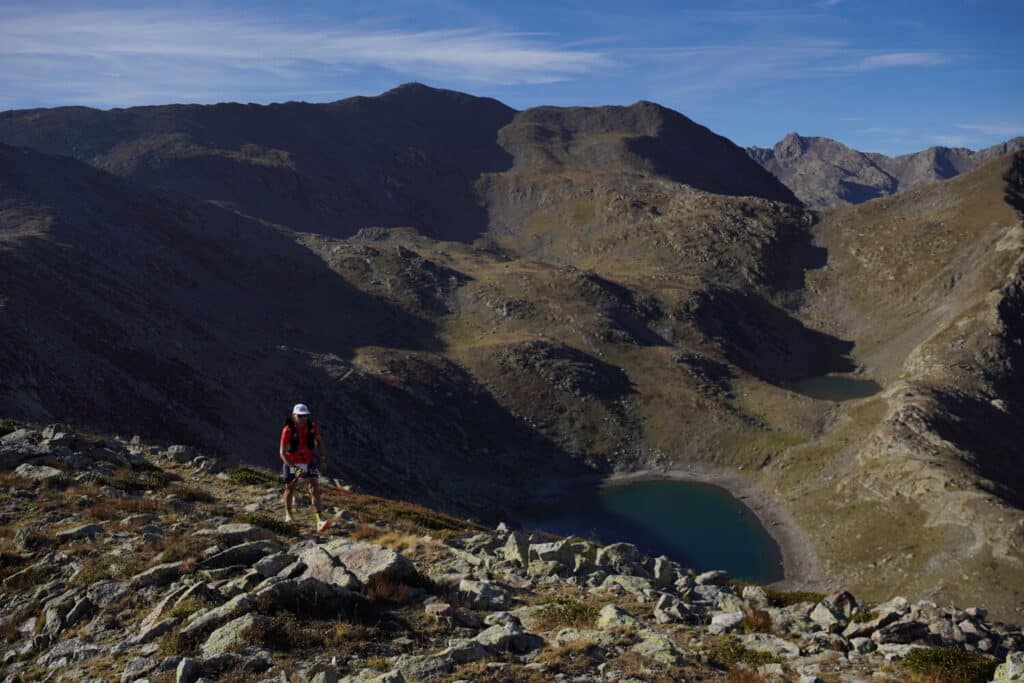 Les montagnes du Mercantour avec un coureur au milieu.