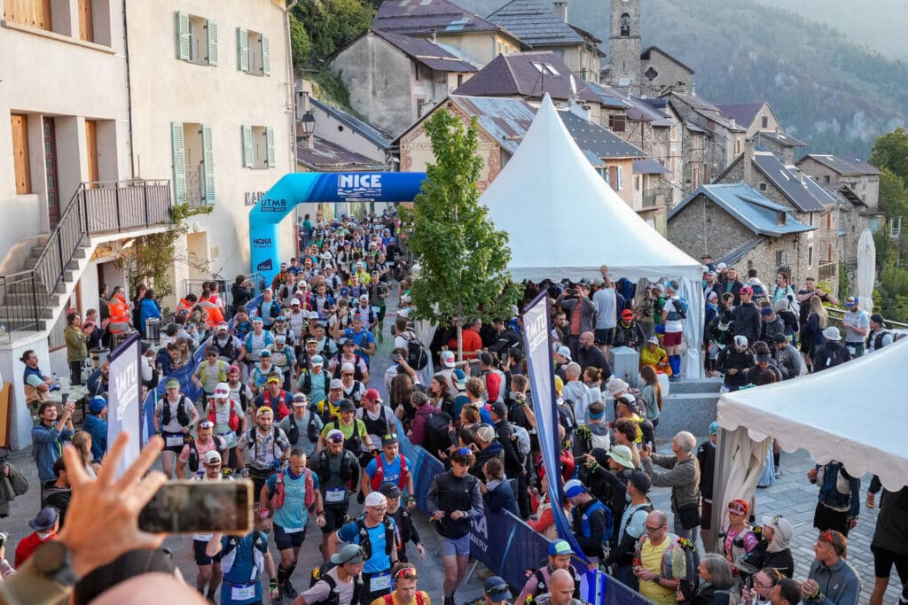Plusieurs centaines de peronnes au départ de la course 100k de l'UTMB Nice 2026.