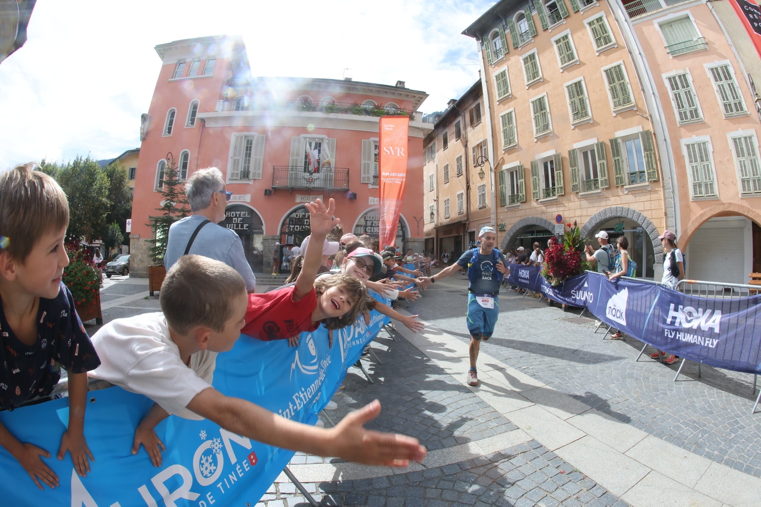 Un coureur tape dans la main des spectateurs.
