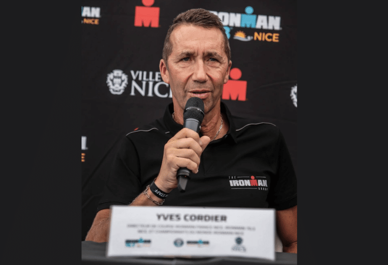 Yves Cordier micro à la main lors d'une conférence de presse