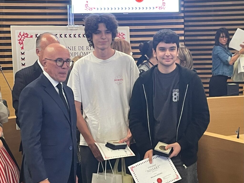 Eric Ciotti et deux jeunes diplomés en Nissart