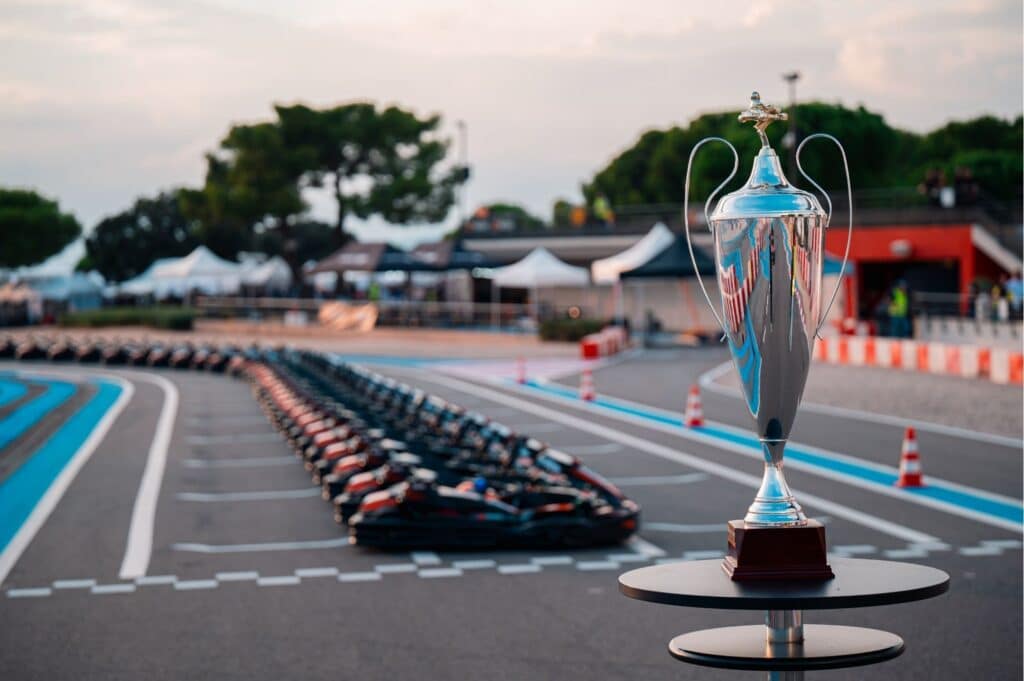 Les kartings alignés avant le départ de l'épreuve ainsi que la coupe au premier plan