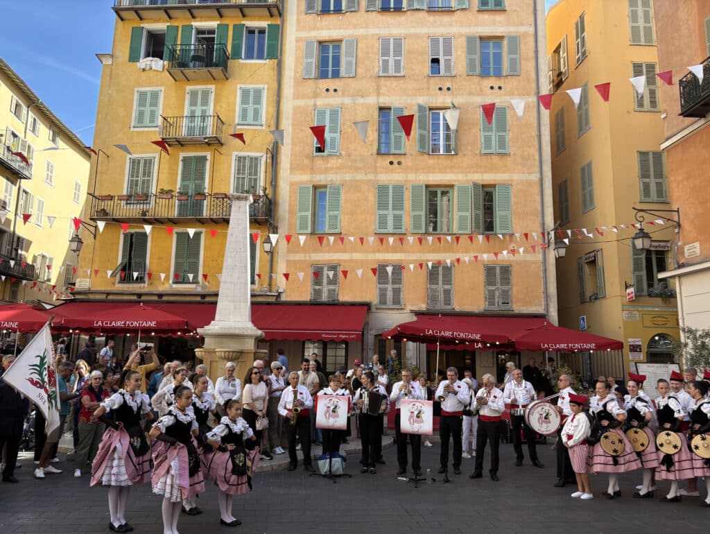 La Ciamada Nissarda et ses danseurs ont procédé à une démonstration de danses folkloriques au cœur de la place Rosetti.