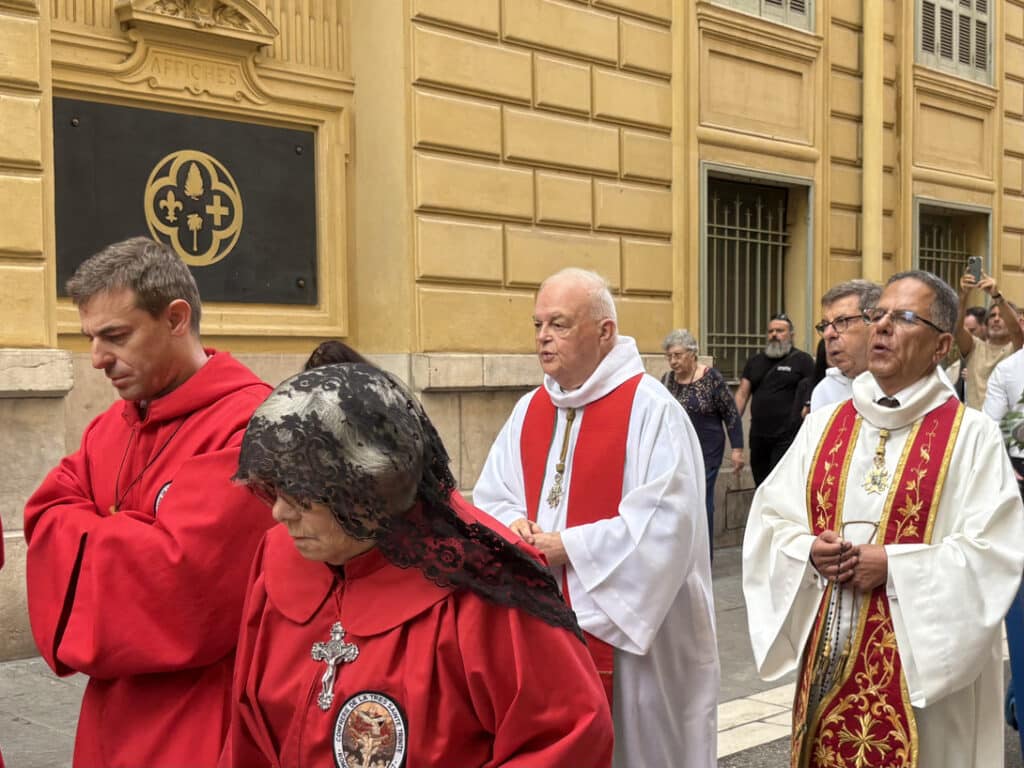 La procession a traversé la rue de la Préfecture.