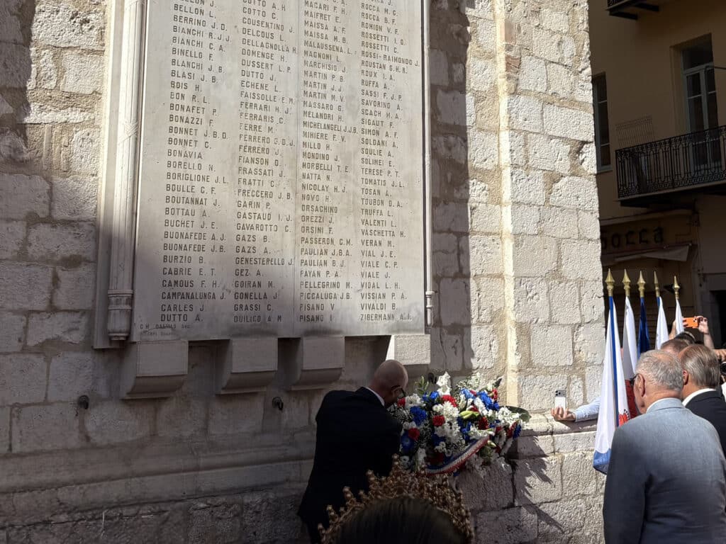 Le dépôt de gerbe au Monument aux Morts devant la Cathédrale Sainte Réparate.