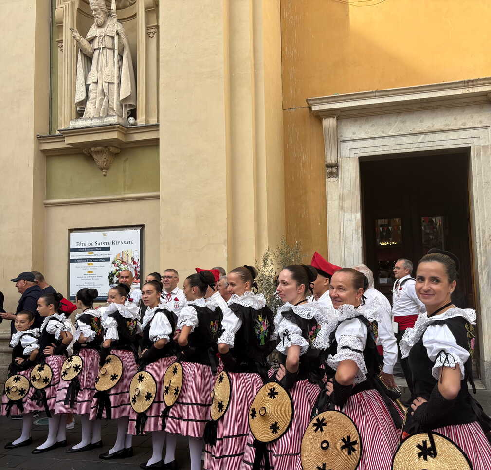 Le groupe folklorique la Ciamada Nissarda sont présent pour célébrer la tradition niçoise.