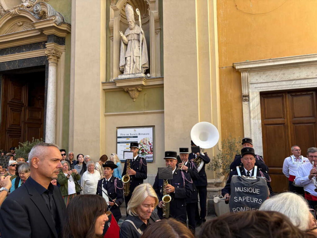 L’orchestre des Sapeurs-Pompiers de Nice a accompagné le dépôt de gerbe au Monuments aux Morts, avec l’hymne nationale, la Marseillaise.