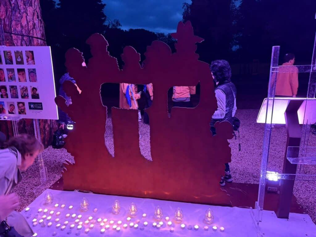 Un par terre de bougies devant le mémorial du 7 Octobre 2023 pour les 3 ans
