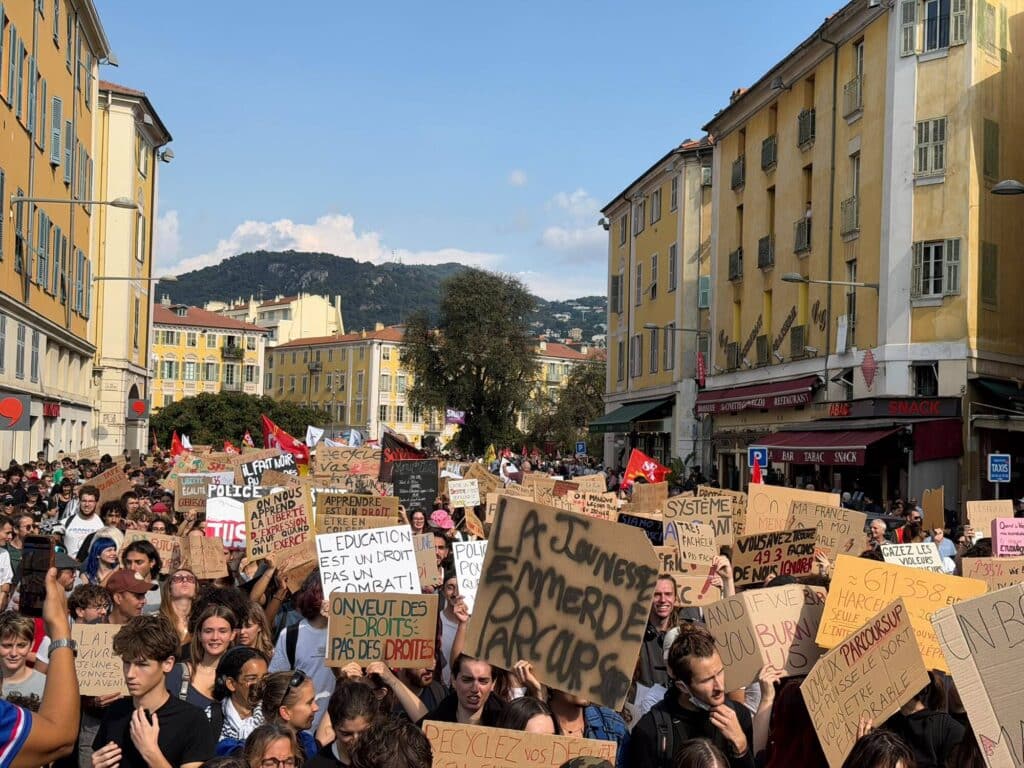 Les étudiants brandissant les pancartes confectionnés pour l'occasion