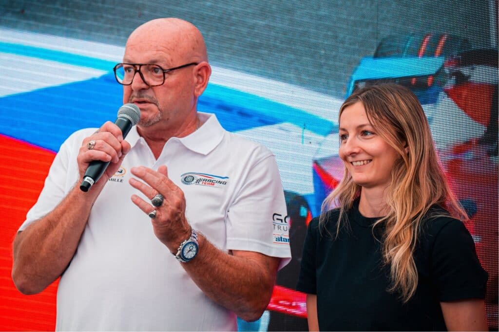 Philippe Bianchi et Doriane Pin avec un micro sur le podium