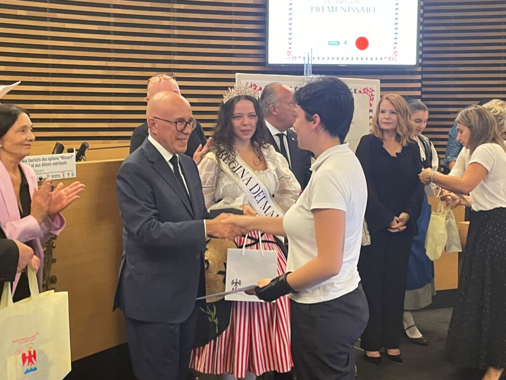 Une poignée de main entre Eric Ciotti et une jeune diplomée en Nissart