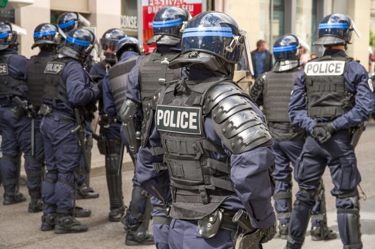 Des policiers en tenue lourde pour être prêt à disperser les foules dans une manifestation.