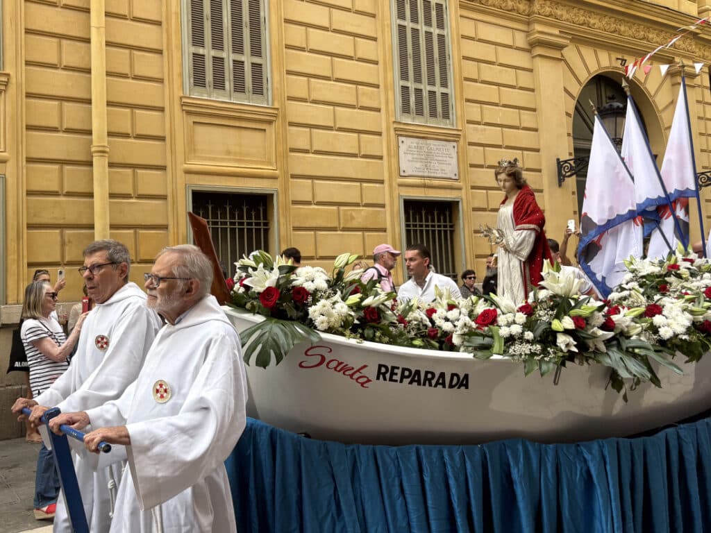 La barque fleurie au nom de la Saint Patronne de Nice est au coeur du cortège.