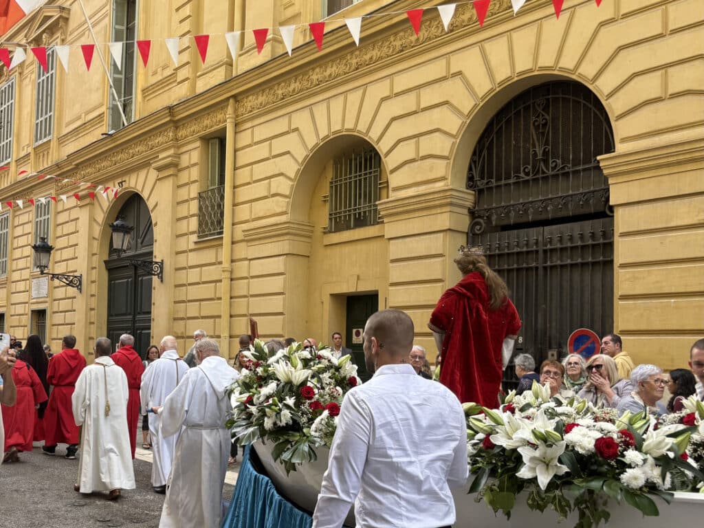 La barque fleurie au nom de la Sainte Patronne de Nice est au cœur du cortège.