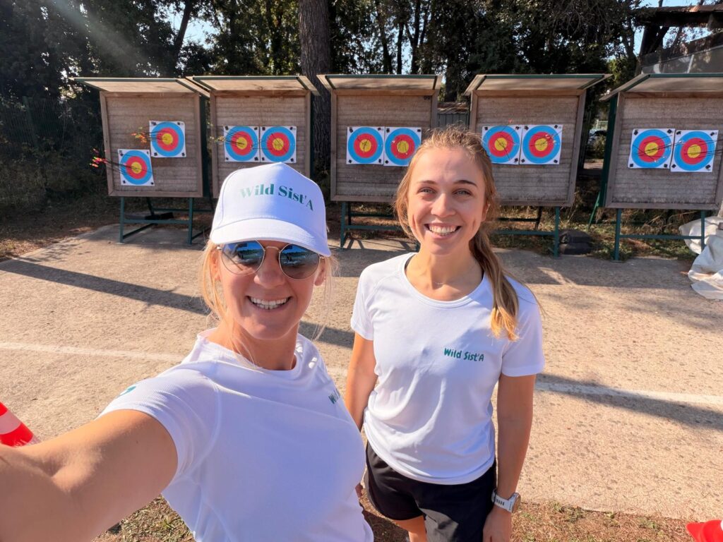 Alexia et Ambre Barthélémy à l'entrainement au tir à l'arc