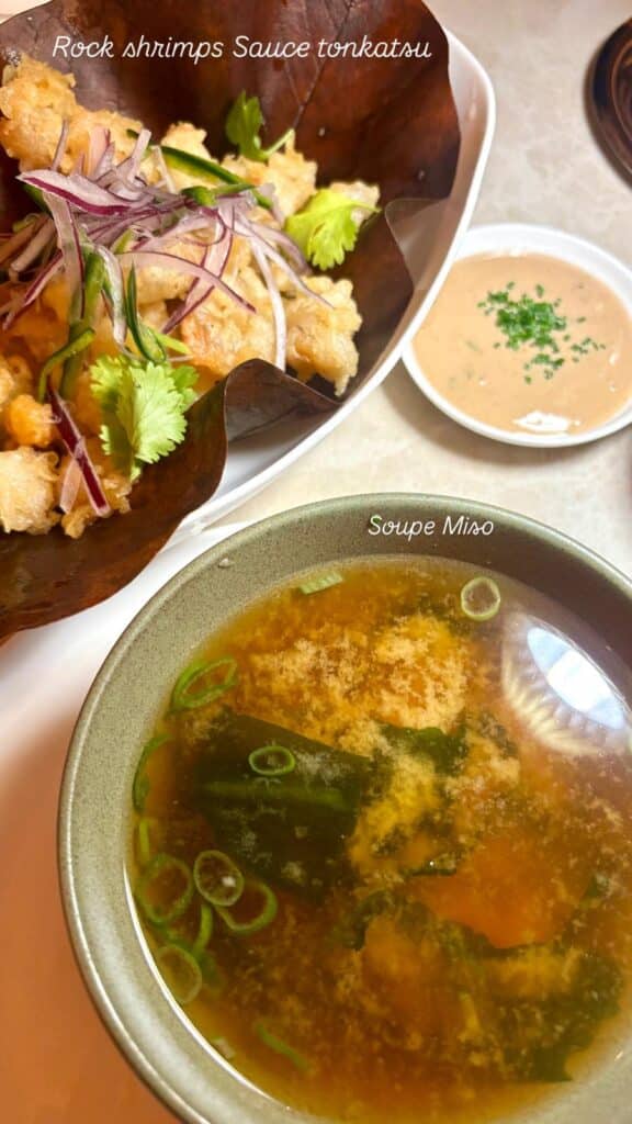 Une soupe Miso et un rock shrimps sauce Tonkatsu du restaurant Zénior