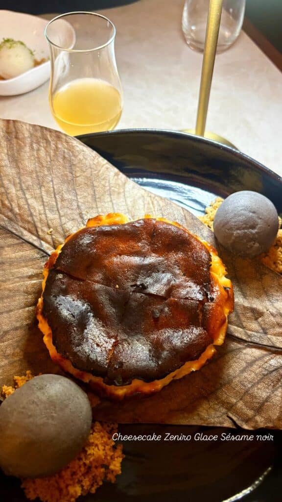 Un cheesecake avec une glace Sésame noir.