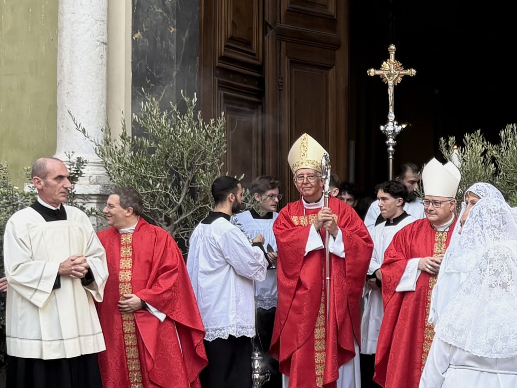 Mgr Guy Kérimel, archevêque de Toulouse et Mgr Jean-Philippe Nault, évêque de Nice accueillent l’arrivée du cortège au pied de la Cathédrale Sainte Réparate.