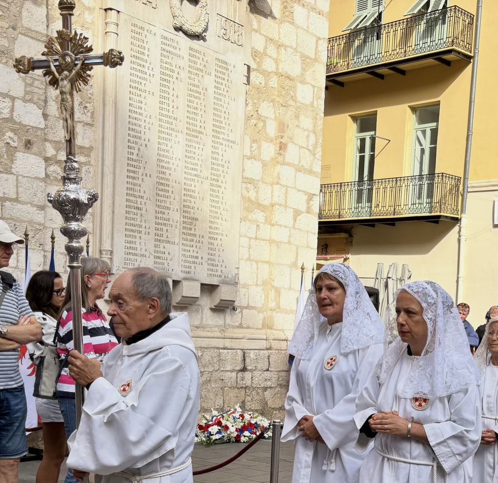 En tête de cortège, ils s'apprêtent à rentrer au sein de la Cathédrale Sainte Réparate.