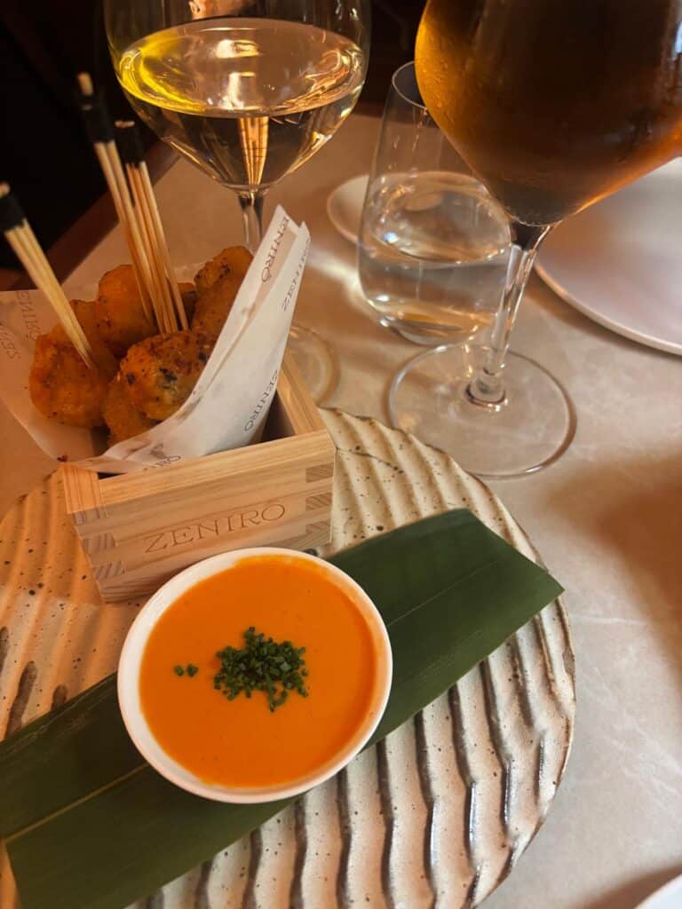 Des amuses bouches et une soupe orange du restaurant Zeniro.