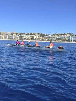 Des femmes sur la mer dans un aviron en train de ramer.